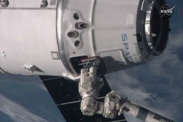 Dragon si attacca al modulo Harmony (Credit: NASA TV)