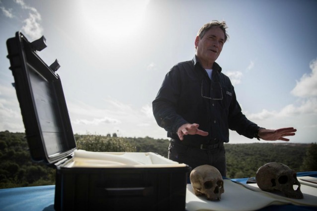Il professor Israel Hershkovitz spiega quali sono le differenze somatiche tra Sapiens e Neanderthal nell'area antistante la grotta di Manot.