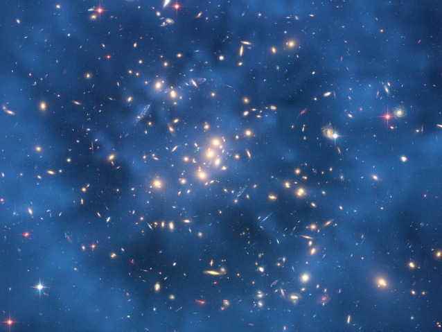 Immagine del telescopio Hubble che mostra un anello di materia oscura che circonda il cluster CL0024+17. Image credit: NASA, ESA, M. J. Jee and H. Ford et al. (Johns Hopkins Univ.)