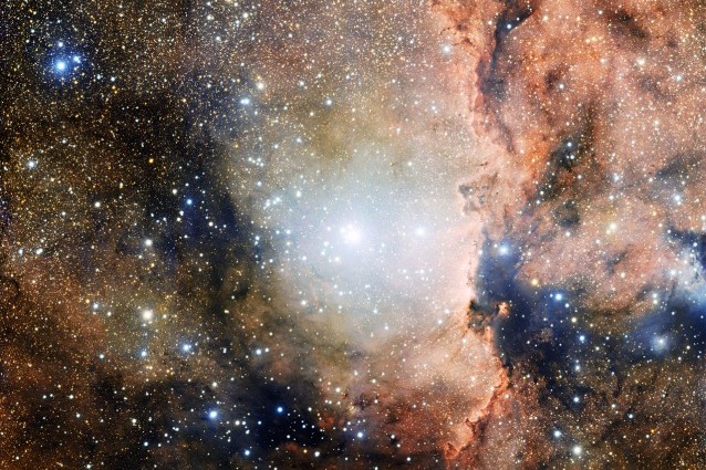 Sezione dell'associazione stellare OB1 dell'Altare. Nel centro dell'immagine si vede il giovane ammasso aperto NGC 6193, mentre sulla destra la nebulosa a emissione NGC 6188, illluminata dalla radiazione ionizzante emessa dalle vicine stelle brillanti (foto ESO)
