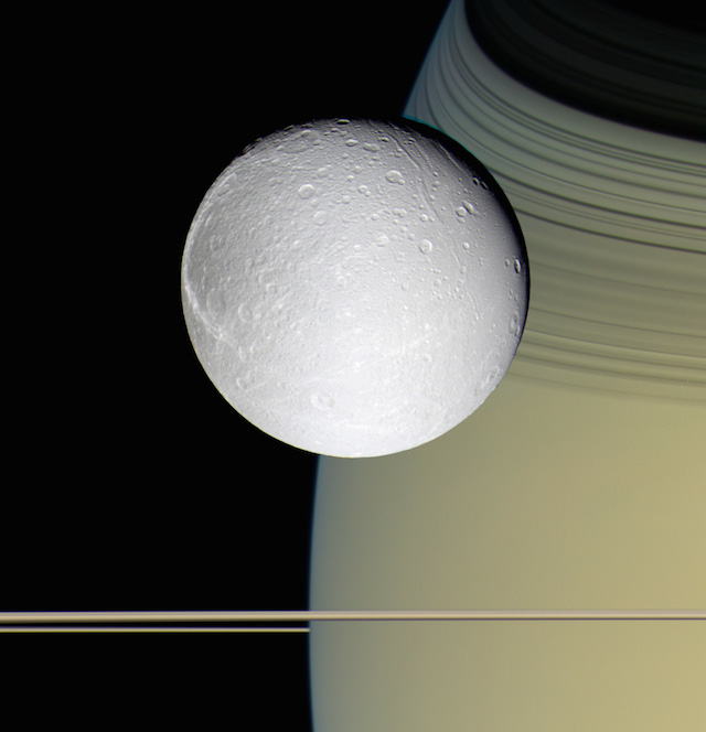 Dione e Saturno dalla sonda Cassini