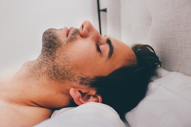 Dormire poco ci rende meno attraenti e sani agli occhi degli altri
