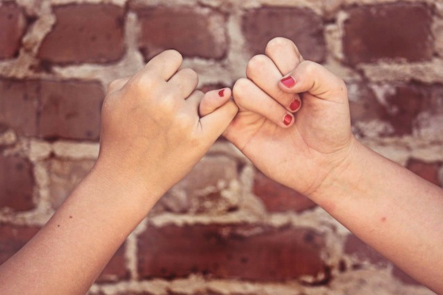 Gli amici e la famiglia ci rendono sicuri di noi stessi e permettono di avere successo