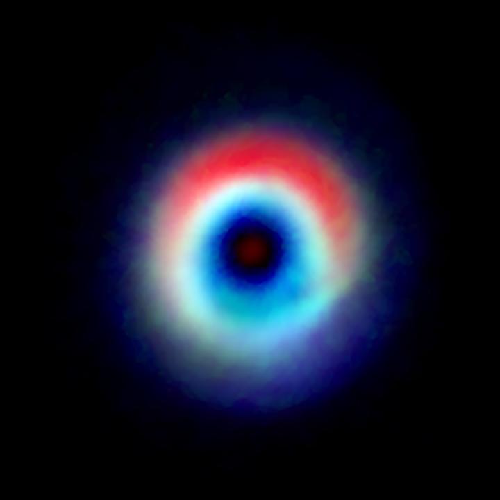 In rosso, la regione ad arco priva di gas; in blu e verde l'anello di monossido di carbonio – Credit: Andrea Isella/Rice University; B. Saxton (NRAO/AUI/NSF); ALMA (NRAO/ESO/NAOJ) USAGE RESTRICTIONS