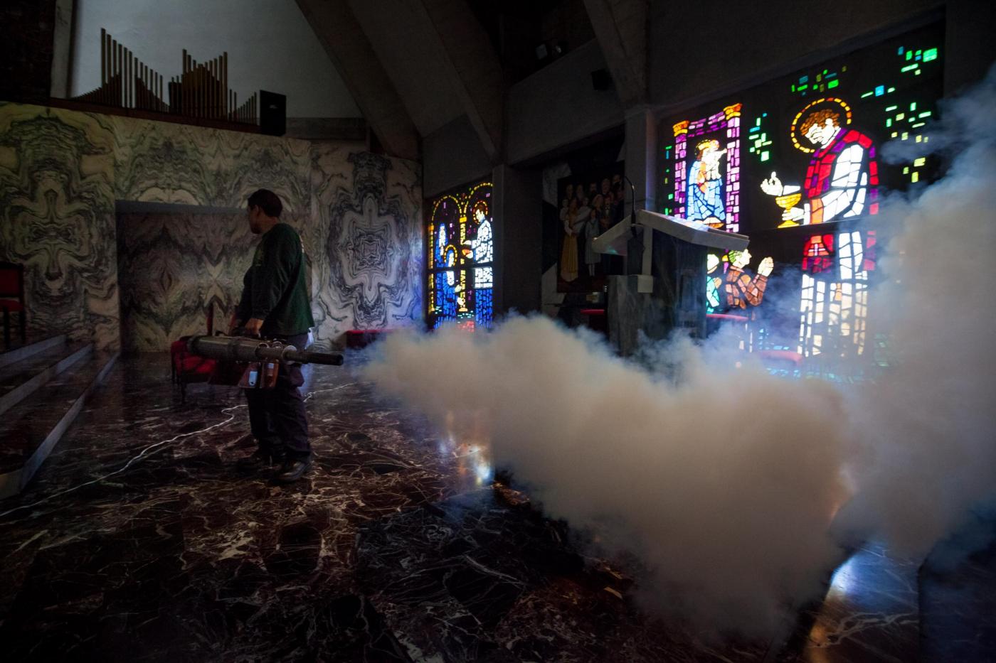 Un operatore a Caracas svolge le operazioni di disinfestazione all’interno di una chiesa