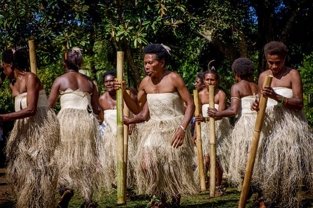 Donne dell'isola melanesiana di Vanuatu (Graham Crumb via Wikimedia)