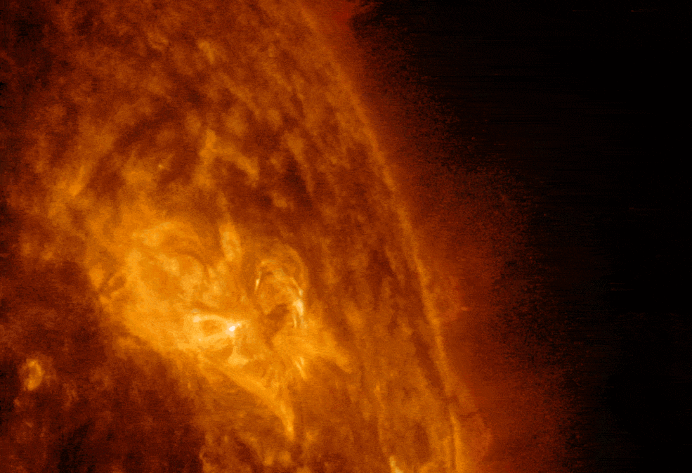 Il momento dell'eruzione solare che ha creato la macchia a forma di cuore. Credit: NASA/SDO/Goddard
