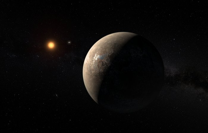 Rappresentazione artistica dell'esopianeta Proxima b in orbita intorno alla stella nana rossa Proxima Centauri. La stella doppia Alfa Centauri AB appare nell'immagine in alto a destra di Proxima. (Crediti: ESO/M. Kornmesser)