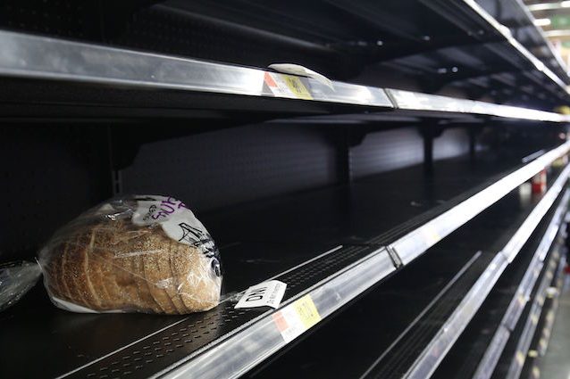 Quattro italiani su dieci mangiano cibo scaduto: ecco quando è pericoloso