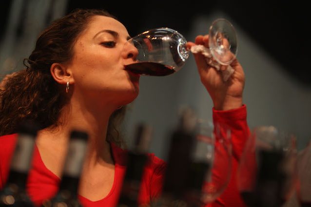 Mal di testa, nausea e crampi alla pancia: perché il vino ci fa male
