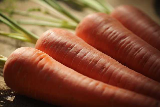 La dieta contro la perdita di memoria? Carote, patate dolci e cavolo
