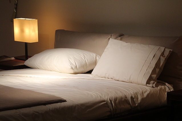 Dormire poco ci fa ingrassare: 385 calorie in più per ogni notte persa