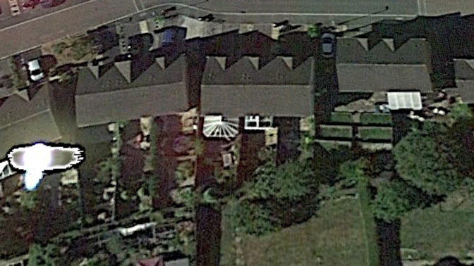 Strutture in vetro nelle villette a schiera vicino ai presunti Ufo.