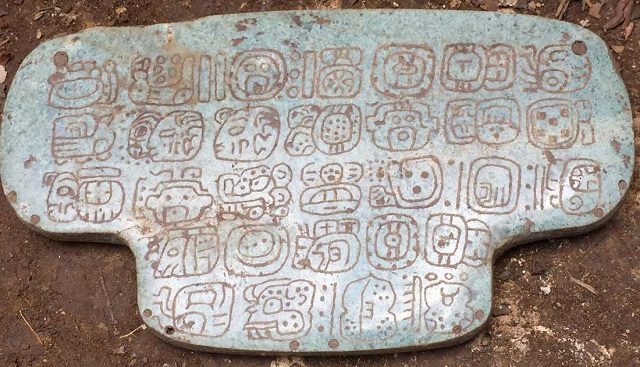 Il dettaglio dei geroglifici nella faccia posteriore del pendente