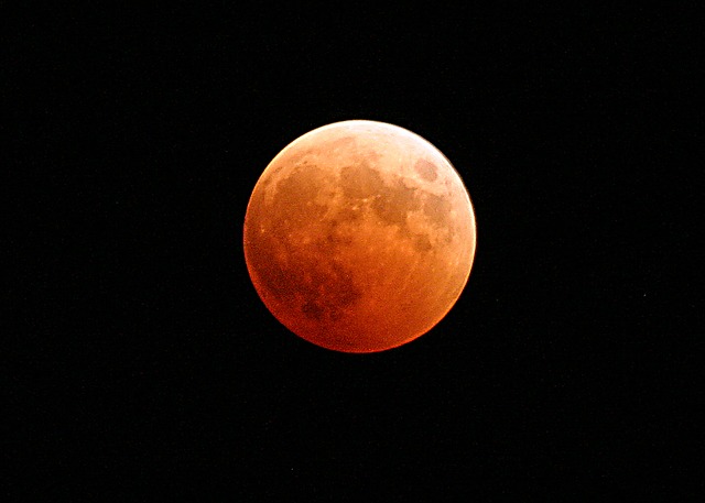 Eclissi di Luna - Foto di skeeze https://pixabay.com/it/eclissi-lunare-luna-sangue-orange-767808/