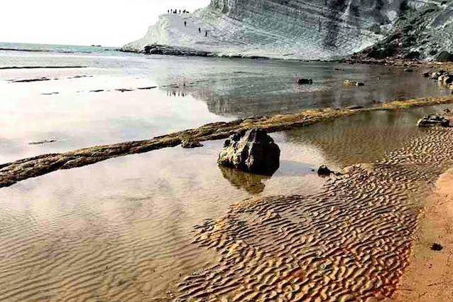 Da bianca a rossa, immagini choc: cosa succede alla spiaggia della Scala dei Turchi, Sicilia