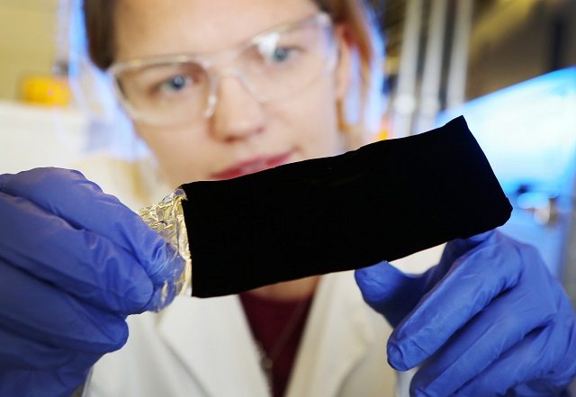 Nero come la pece non è più sufficiente per descrivere il nero assoluto