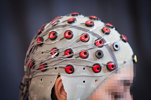 Il casco necessario per comandare il robot col pensiero
