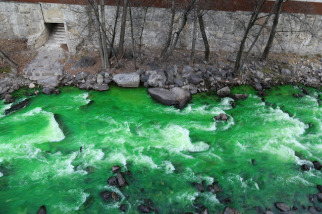 Un fiume verde fosforescente preoccupa la Spagna: la causa sarebbe un colorante