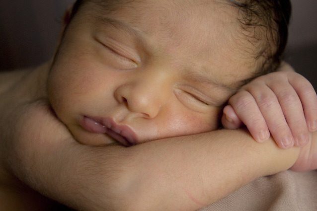 Questi tre bimbi non dovevano nascere, oggi sono sani: cos'è la Diagnosi Preimpianto