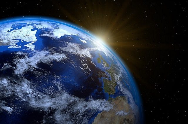 Il sorgere del Sole PIRO4D https://pixabay.com/it/terra-planet-mondo-globo-sun-1990298/