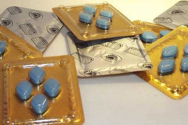 Boom di Viagra senza ricetta. Cos'è la pillola dell'amore: 180 milioni vendute in Europa