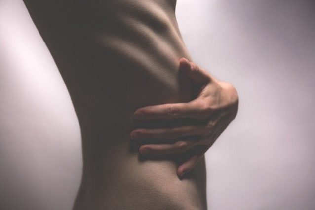 Silhouette di una donna anoressica.
