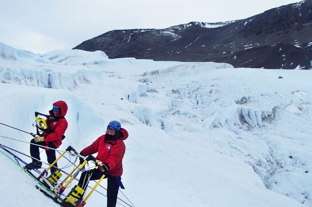 I ricercatori impegnati a mappare il ghiacciaio Taylor: credit Università dell'Alaska Fairbanks