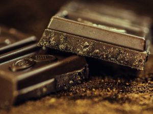 60 grammi di cioccolato fondente a settimana aiutano davvero il cuore: ecco i benefici