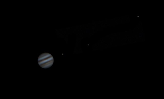Uno scatto amatoriale di Giove con tre satelliti galileiani