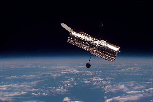 Il Telescopio Spaziale Hubble: foto di NASA https://it.wikipedia.org/wiki/Telescopio_spaziale_Hubble#/media/File:Hubble_01.jpg