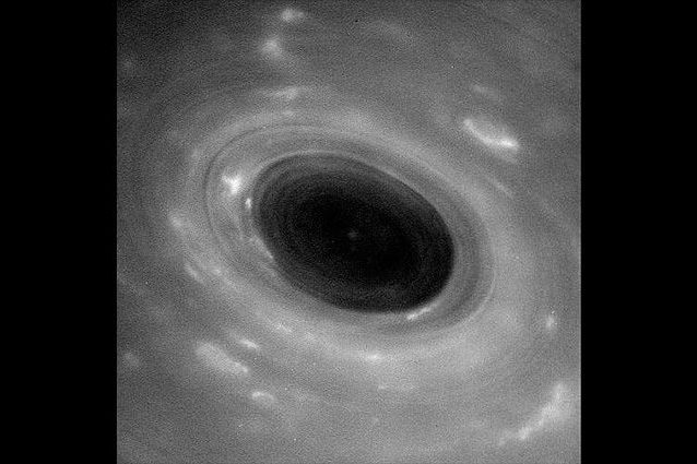 Perturbazioni e tempeste nell'atmosfera di Saturno: le spettacolari immagini da Cassini