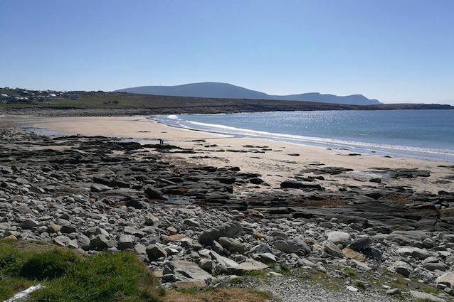 L'enorme spiaggia ricompare improvvisamente dopo 30 anni: cosa è successo in Irlanda