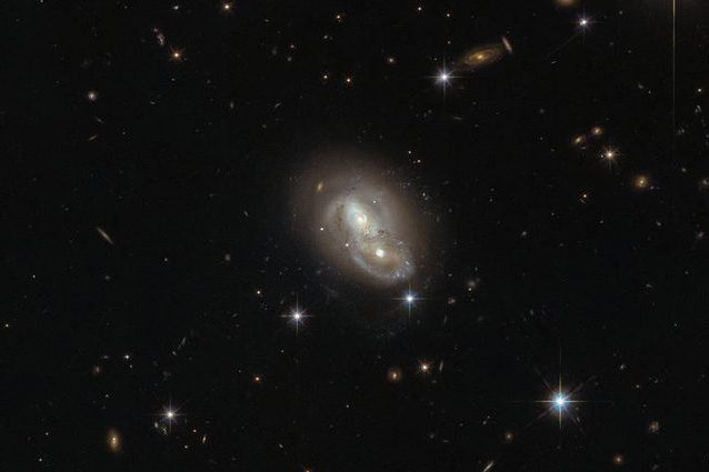 Il telescopio Hubble immortala due galassie che si 'abbracciano' nello spazio