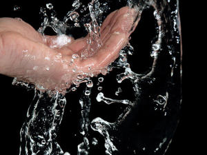 L’acqua col fluoro riduce davvero l’intelligenza?