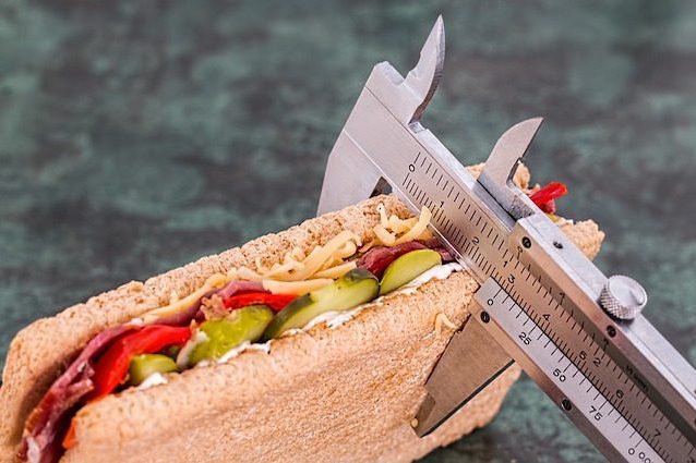 Il cervello brucia i grassi in base alle calorie: perché mangiare poco non fa dimagrire