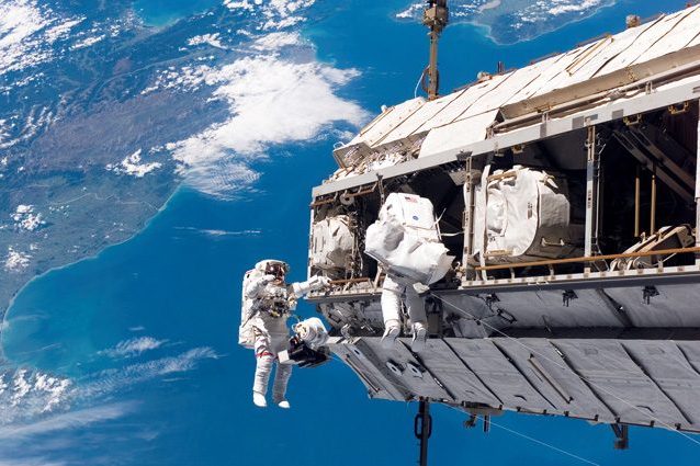 Passeggiata nello spazio a sorpresa per gli astronauti: guasto a un computer della ISS