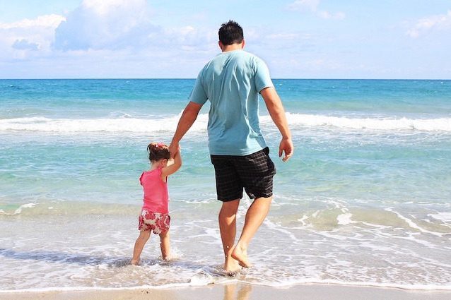 I papà sono più affettuosi con le figlie e motivatori con i figli