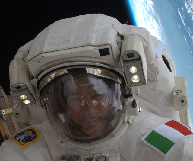 Luca Parmitano durante la sua prima EVA: Foto di NASA