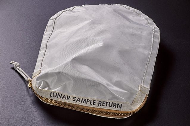 Apollo 11, all'asta una sacchetta con tracce di polvere lunare: la riempì Neil Armstrong