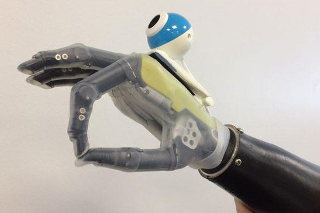 Nuova speranza per i pazienti amputati: protesi intelligente 'vede' gli oggetti e li afferra