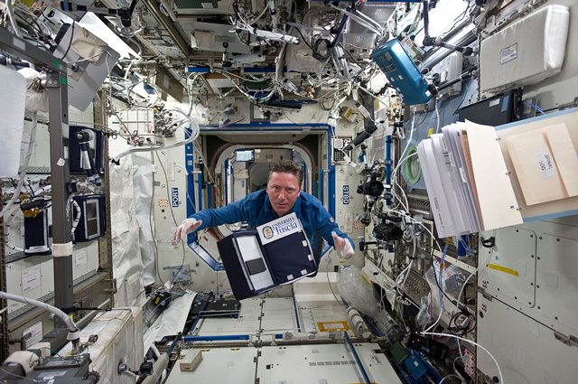 Roberto Vittori a bordo della ISS: credit NASA