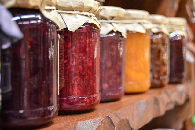Botulino, intossicazione dalle conserve: come riconoscerlo per evitarlo e perché è pericoloso
