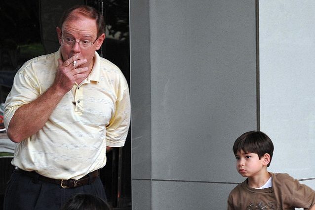 Fumo passivo, i bambini esposti rischiano di sviluppare l'artrite reumatoide da adulti