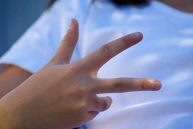 Contare con le dita ci rende più bravi in matematica