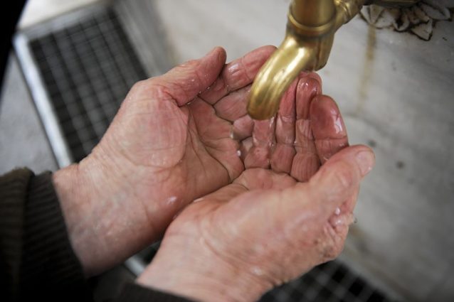 L'acqua fredda è efficace quanto quella calda per rimuovere i germi quando laviamo le mani