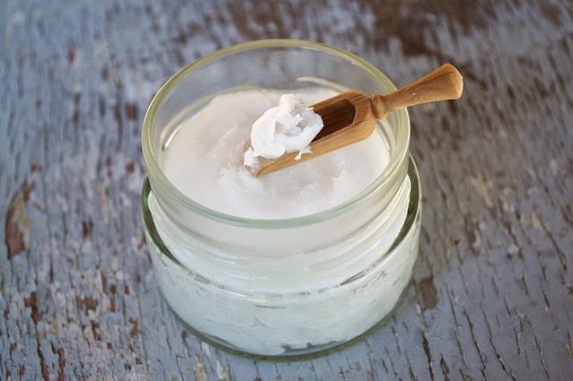 L'olio di cocco fa male alla salute più del burro e del grasso della carne rossa: perché