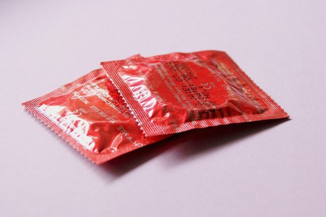 Aids, in Italia 10 casi al giorno. Allarme anche per sifilide, gonorrea ed herpes genitale