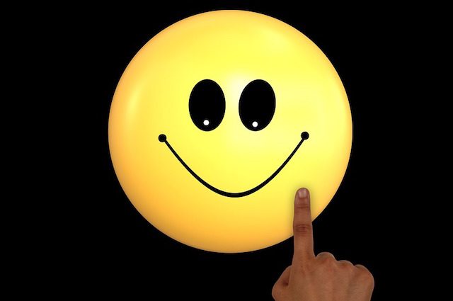 Cosa dobbiamo smettere di fare per essere felici davvero: il paradosso della felicità