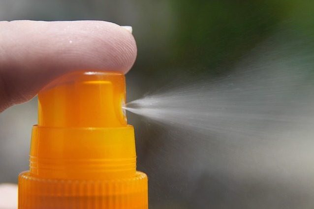 Le creme solari possono diventare pericolose sotto il sole in piscina